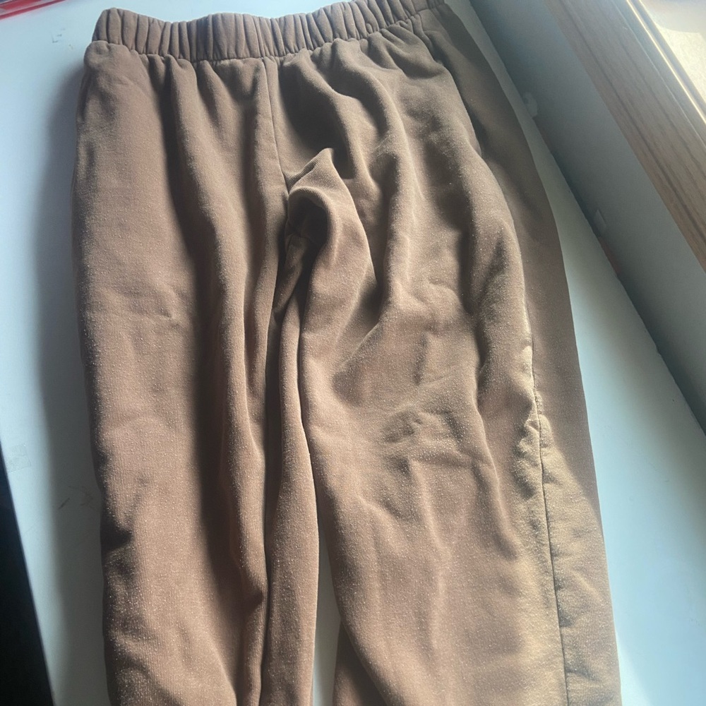 Color: Brown
Size: one size fits all, would say it’s about a small